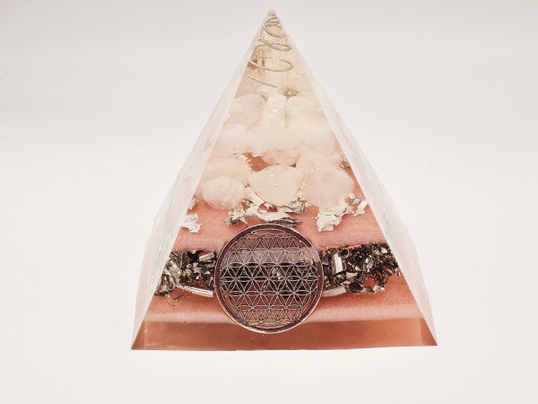 Orgonite pyramide quartz rose et fleur de vie argentée